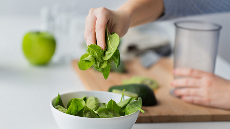 шпинат, яблоко