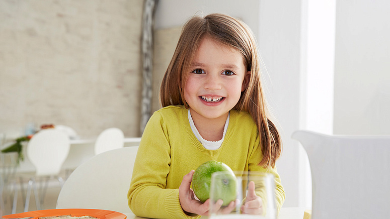 дети и яблоки фото