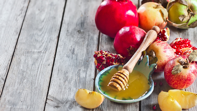 мед и фрукты на столе
