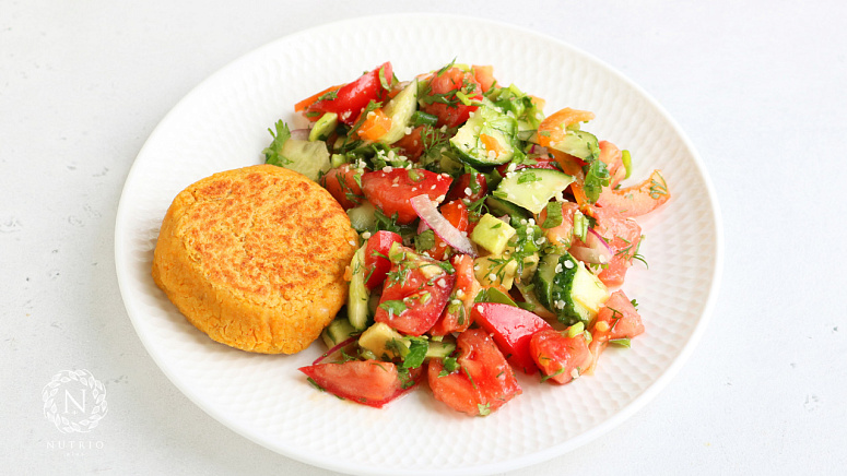 Нутовые котлеты с салатом фото