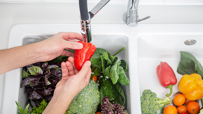 Мытье овощей фото