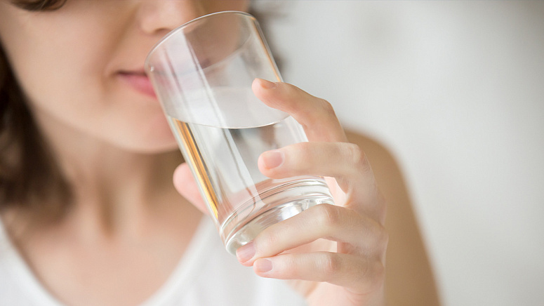 девушка пьёт воду фото