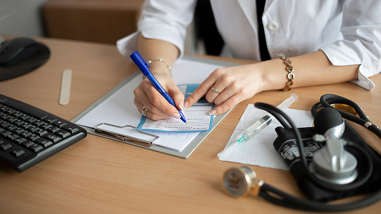 врач выписывает рецепт