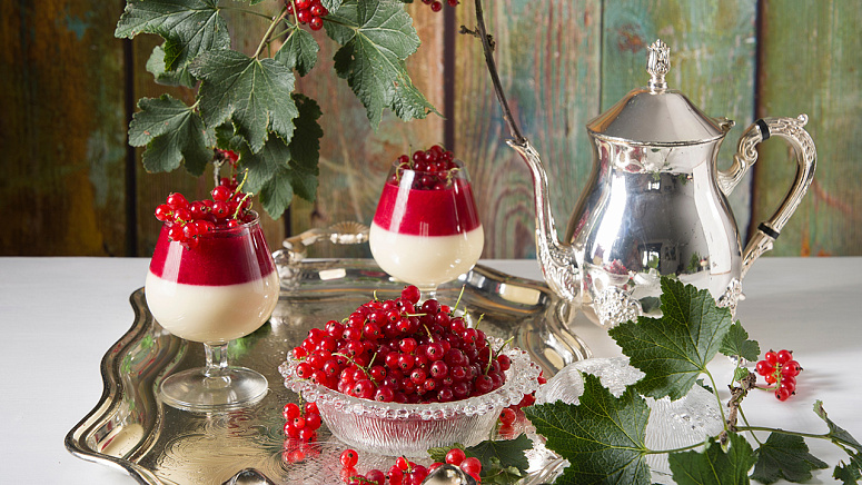 десерт со смородиной и чай фото