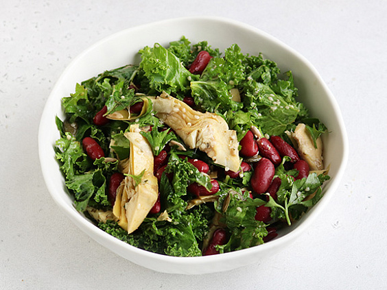 Салат с кейлом и артишоками