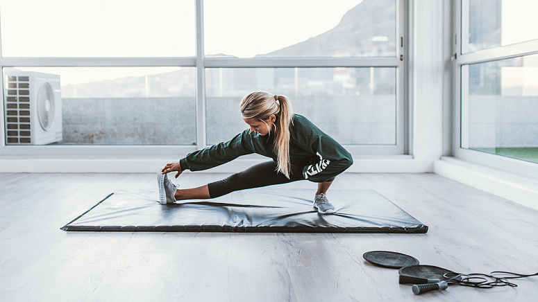 девушка занимается спортом фото