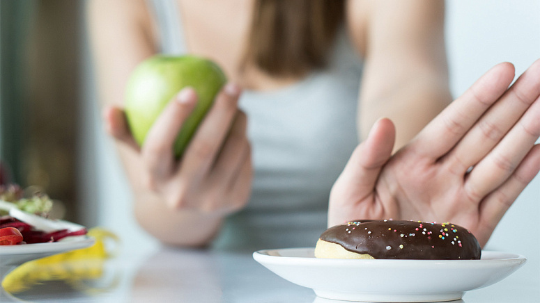 яблоко, пончик, тарелка