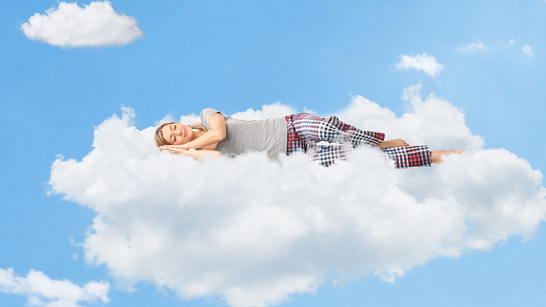 девушка спит, облака