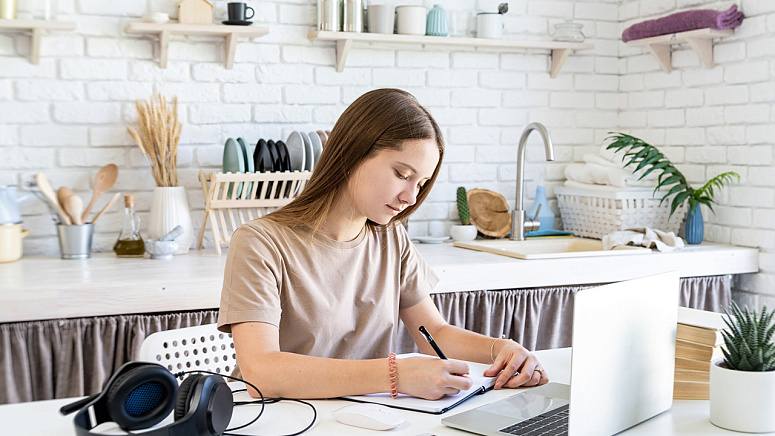 девушка, ноутбук, наушники