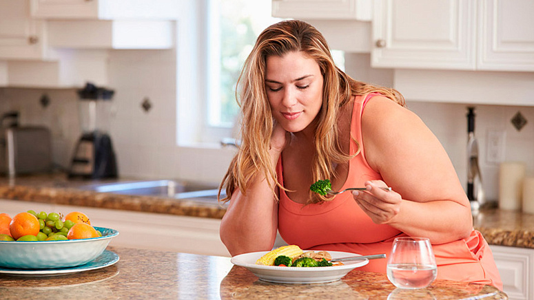 девушка ест полезную еду фото