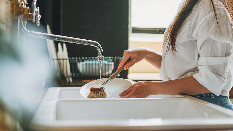 девушка моёт посуду