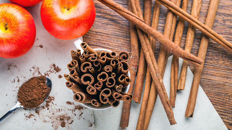 корица и яблоки фото