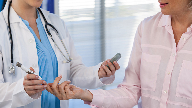 врач берет анализ крови