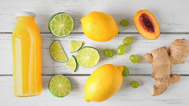 Витаминный напиток из лимона и имбиря фото