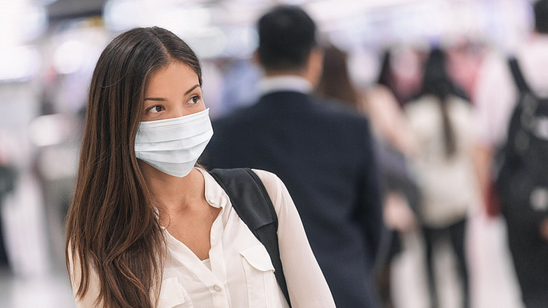 девушка в защитной маске фото