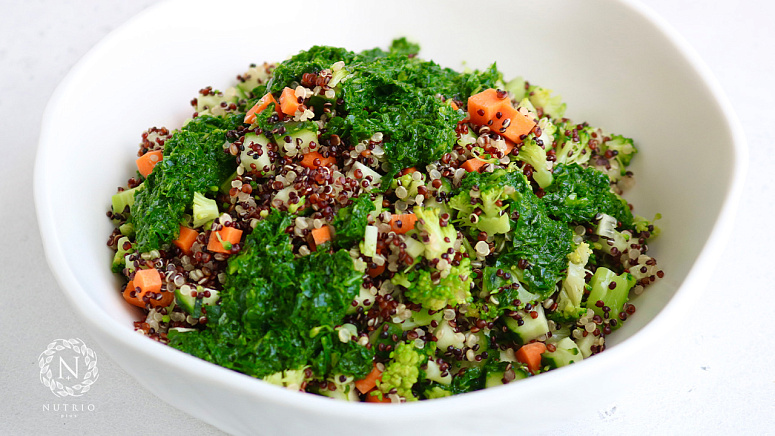 Киноа с овощами и песто из душистых трав фото