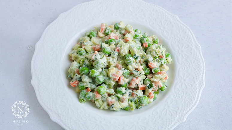 Сыроедческий салат Оливье фото