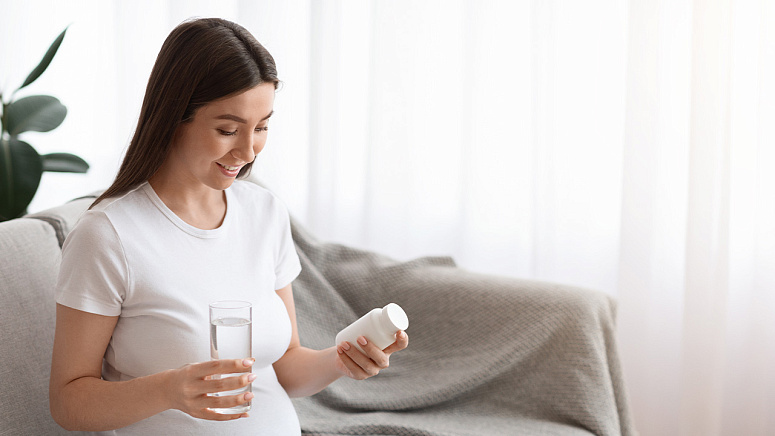 Беременная пьет витамины фото