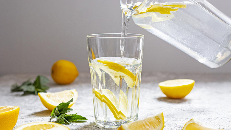 вода и лимон фото