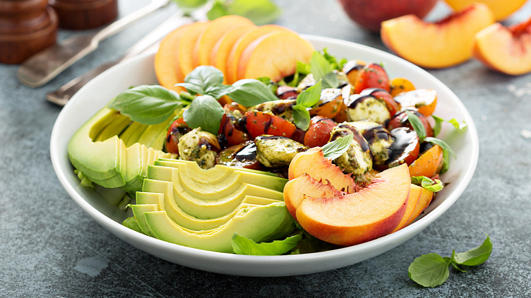 Салат с базиликом фото