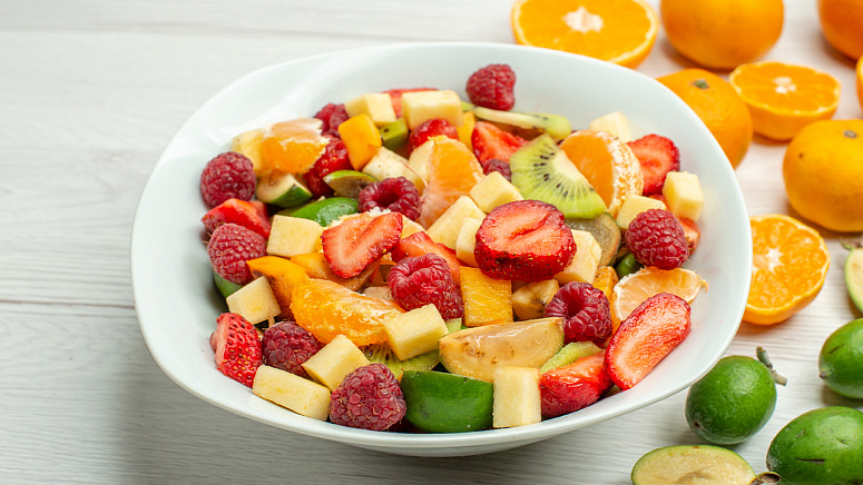 Салат из свежих фруктов и ягод фото