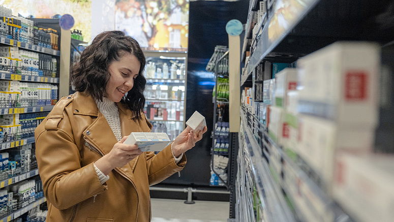 девушка выбирает зубную пасту фото