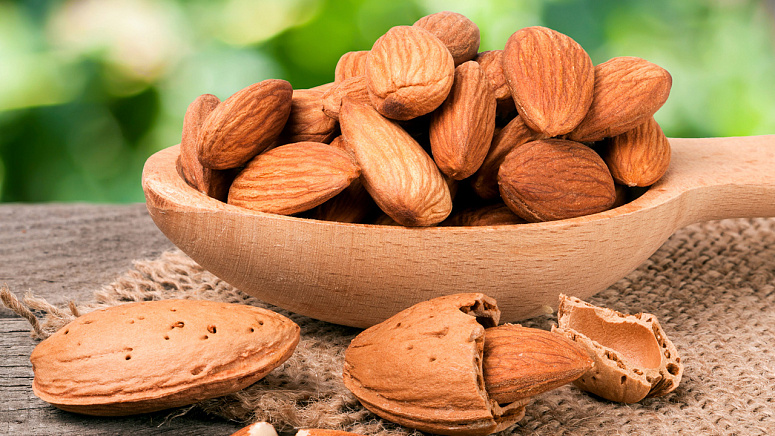 Миндаль в скорлупе