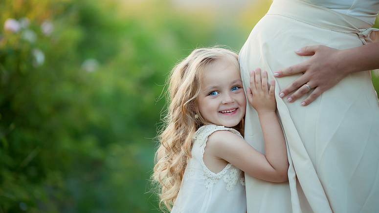 Девочка и беременная мама фото