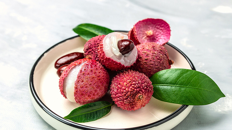 личи на тарелке фото