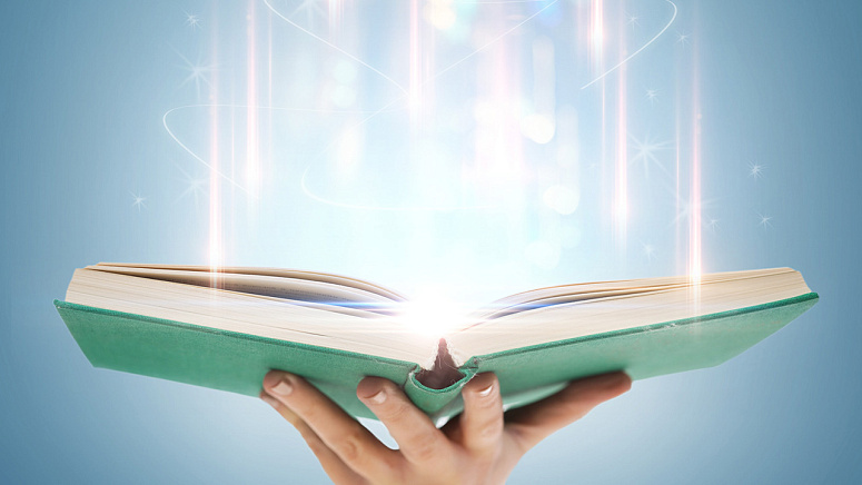 книга в руках