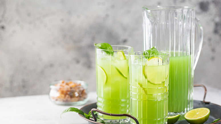 Домашний лимонад с базиликом и лаймом фото