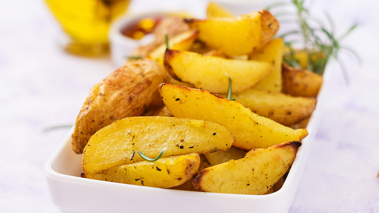 запеченный картофель дольками фото