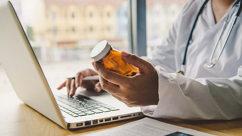 врач, ноутбук