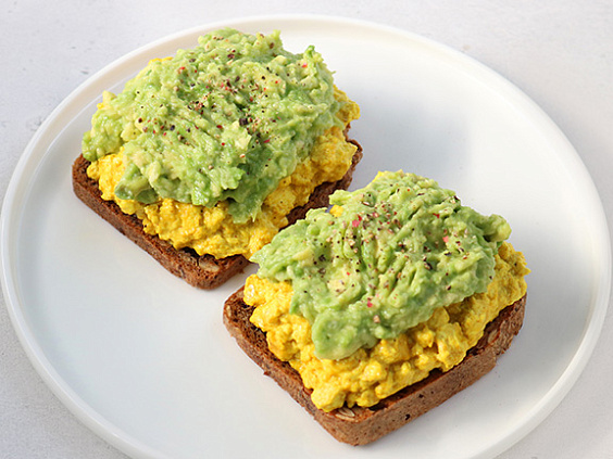 Тосты со скрэмблом из тофу и авокадо