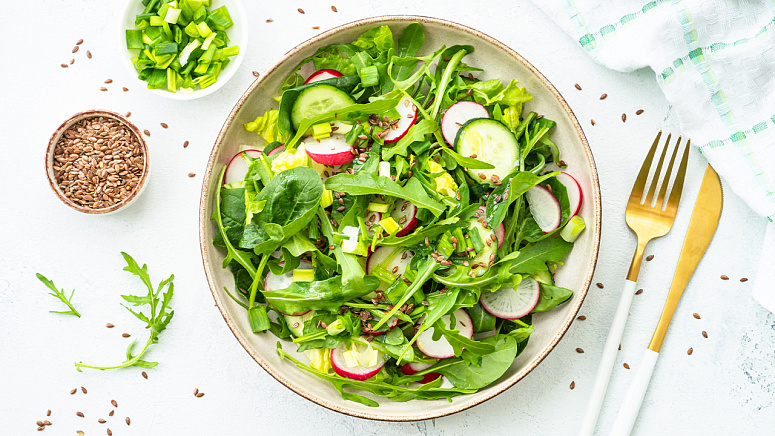 Зеленый салат с редисом фото