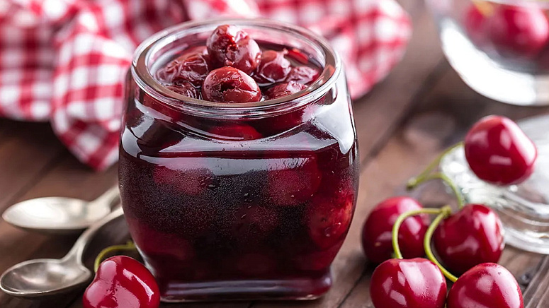 Черешня является прекрасным дополнением к десертным блюдам, а заготовки из черешни позволяют насладиться её свойствами и за пределами лета