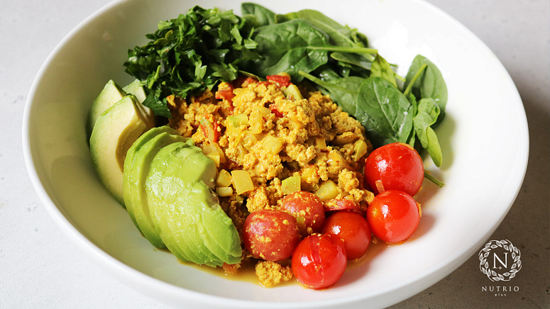 омлет, тофу, овощи, авокадо