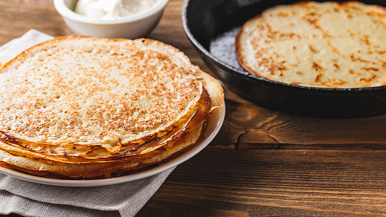 блинчики и сковорода фото